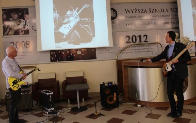 ilustracja aktualności: W Wyższej Szkole Biznesu w Dąbrowie Górniczej... czujemy bluesa! Drugi dzień XIII Festiwalu Nauki za nami!