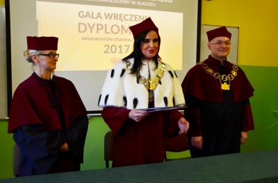 ilustracja aktualności: Uroczystość wręczenia dyplomów absolwentom studiów I stopnia w Wydziale Zamiejscowym WSB w Olkuszu