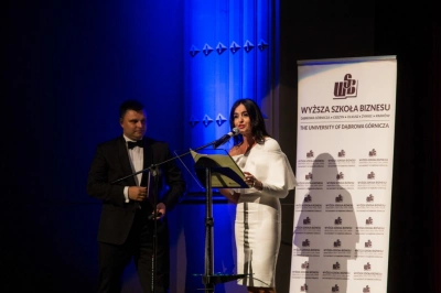 ilustracja aktualności: Maja i Andrzej Sikorowscy na gali zakończenia studiów podyplomowych 