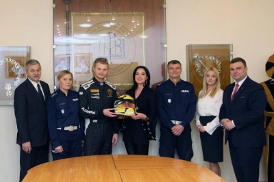 ilustracja aktualności: Wyższa Szkoła Biznesu w Dąbrowie Górniczej stawia na edukację młodych kierowców