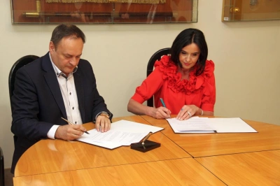 ilustracja aktualności: Praktyczne kierunki studiów, staże i stypendia – Wyższa Szkoła Biznesu w Dąbrowie Górniczej podpisała porozumienie z PKP CargoTabor