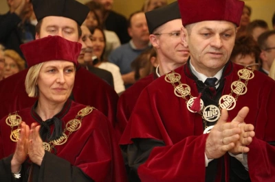 ilustracja aktualności: Absolwenci studiów w WSB odebrali dyplomy