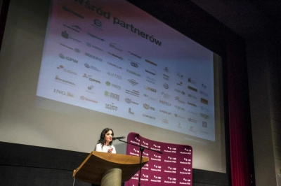 ilustracja aktualności: Absolwenci studiów podyplomowych Akademii WSB odebrali dyplomy oraz wyróżnienia