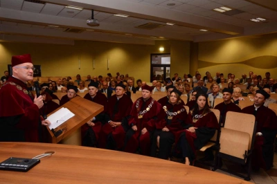 ilustracja aktualności: Absolwenci studiów magisterskich odebrali dyplomy