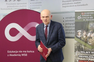 ilustracja aktualności: Legioniści Akademii WSB z kartami powołań na ćwiczenia wojskowe