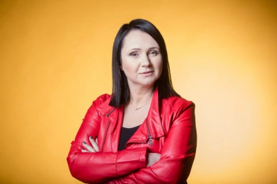 ilustracja aktualności: „Odpoczynek czy Horror? (Nie)bezpieczne wakacje” - dr Paulina Polko w magazynie Strefa Biznesu