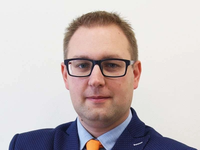 ilustracja aktualności: Ekspert Akademii WSB dr inż. Paweł Sobczak dla portalu Trans.INFO 