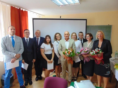 ilustracja aktualności: Finis coronat opus (łac.) – Koniec wieńczy dzieło – Obrona pracy dyplomowej wieńczy trud i dzieło studenta