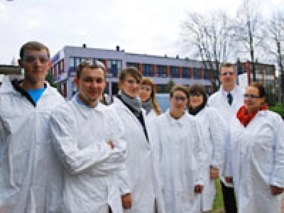 ilustracja aktualności: Studenci WSB w zakładzie PPG Polifarb Cieszyn SA.