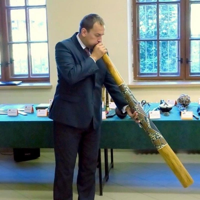 ilustracja aktualności: Z muzyką przez świat z dr. Łukaszem Wróblewskim