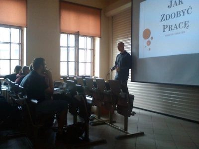 ilustracja aktualności: Jak przebiega proces rekrutacji w dużych firmach i jak zdobyć w nich pracę – warsztat kariery