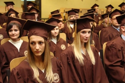 ilustracja aktualności: Absolwenci Wydziału Zamiejscowego WSB w Olkuszu odebrali dyplomy ukończenia studiów podczas uroczystej Gali