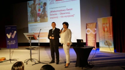 ilustracja aktualności: III Ogólnopolska Konferencja Naukowa „Wielozmysłowy Świat Dziecka – obserwuj, wspieraj – nie wyręczaj”