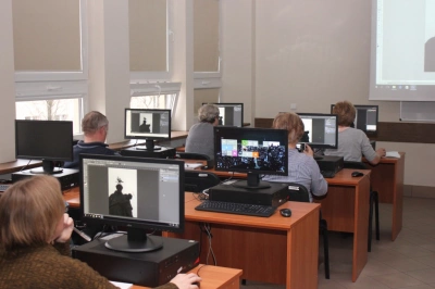 ilustracja aktualności: Kurs fotografii cyfrowej dla senior&oacute;w rozpoczęty ! Tworzymy kadrę profesjonalnych fotograf&oacute;w na Uniwersytecie Trzeciego Wieku.