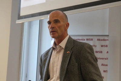 ilustracja aktualności: Spotkanie z praktykiem – gościem Akademii WSB był John L. GRONSKY, generał Armii Stanów Zjednoczonych w stanie spoczynku