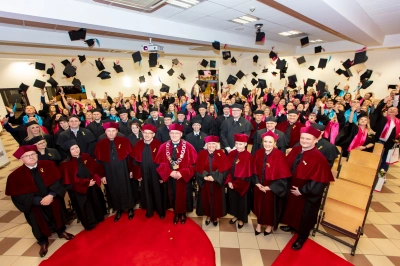 ilustracja aktualności: Gala wręczenia dyplomów absolwentom studiów I i II stopnia - Dąbrowa Gónicza