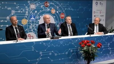 ilustracja aktualności: Dr hab. Marcin Lis, prof. AWSB, Prorektor ds. Studenckich i Współpracy z Otoczeniem uczestnikiem debaty podczas VI Konferencji eDUAL