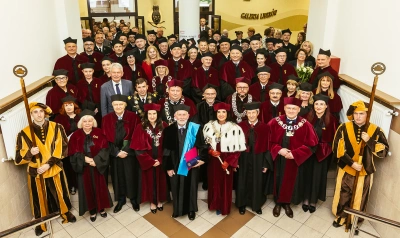 ilustracja aktualności: Doktorat Honoris Causa Akademii WSB dla prof. dra hab. Krzysztofa Jajugi, dra h.c. multi