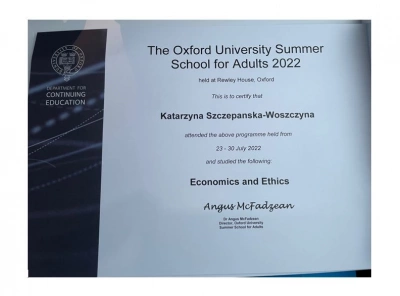 ilustracja aktualności: The Oxford University Summer School for Adults z udziałem dr hab. Katarzyny Szczepańskiej-Woszczyny, prof. AWSB