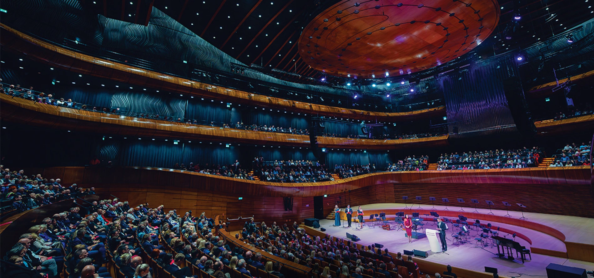 tło: Najnowsze wydanie Nauki i Biznes